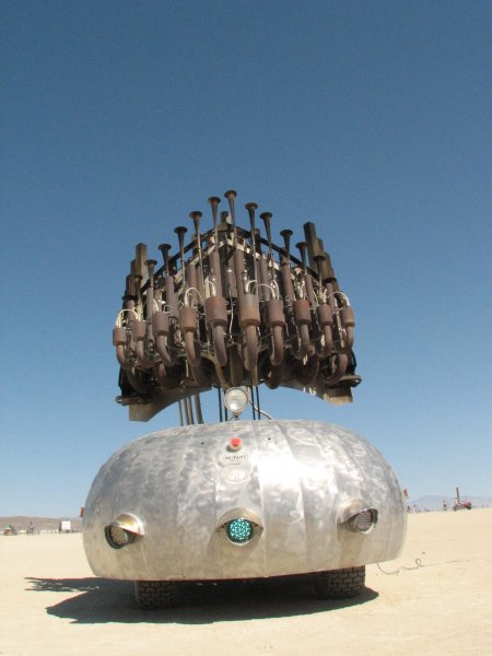 Flaming_pipe_organ_-_Satan's_Calliope_(Lucyfer)_by_Lucy_Hosking_(Burning_Man_2006)