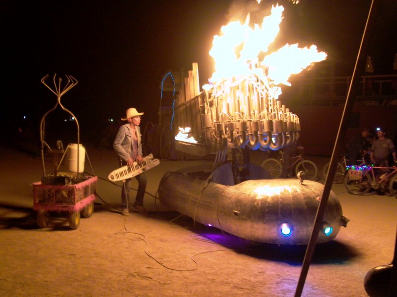 Flaming_pipe_organ_-_Satan's_Calliope_(Lucyfer)_by_Lucy_Hosking_(Burning_Man_2007)