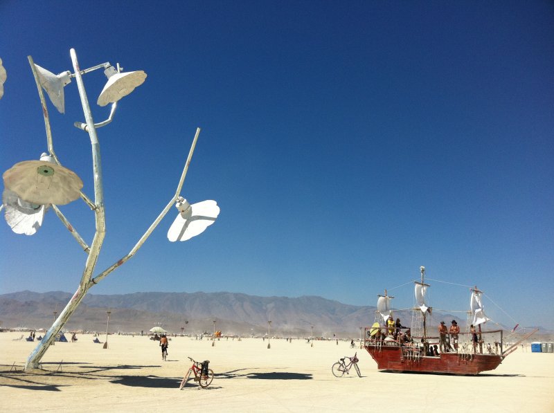 Burning_Man_2011_Victor_Grigas_neat_sculpture_and_art_car_IMG_4608