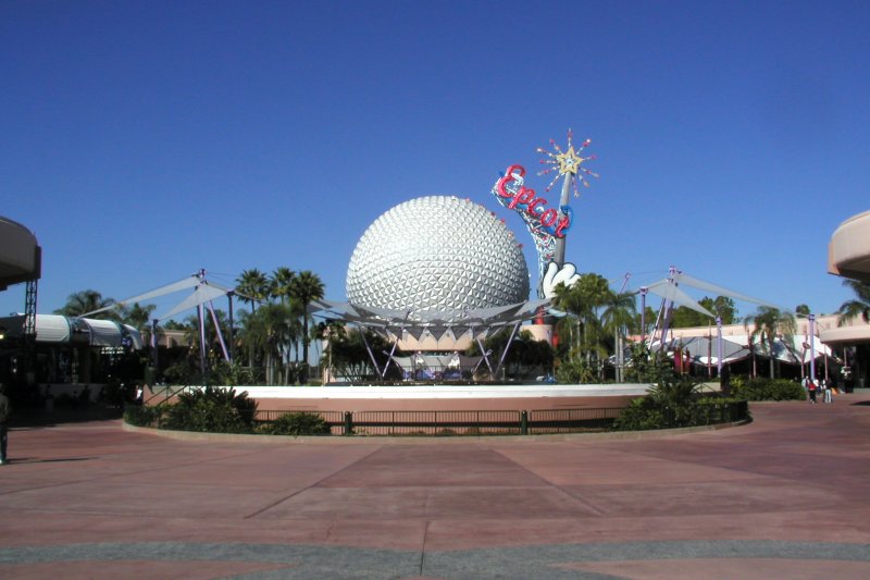 Spaceship_Earth_and_Future_World_courtyard