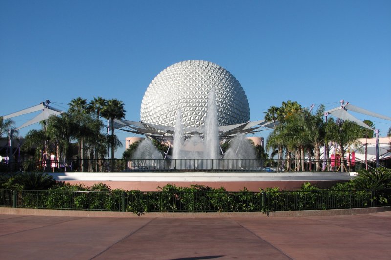 Spaceship_Earth_and_Future_World_courtyard_2