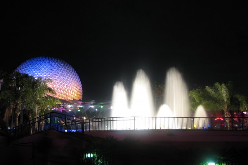 Spaceship_Earth_and_the_Fountain_of_Nations_at_night_2