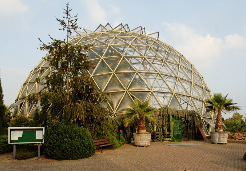 Kuppelgewaechshaus_im_Botanischen_Garten_in_Duesseldorf-Bilk,_von_Westen