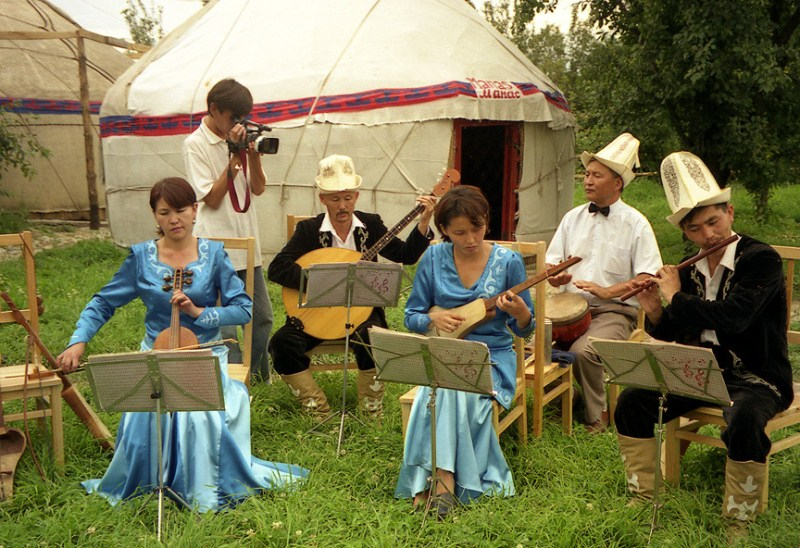 kyrgyz_musicians_in_karakol